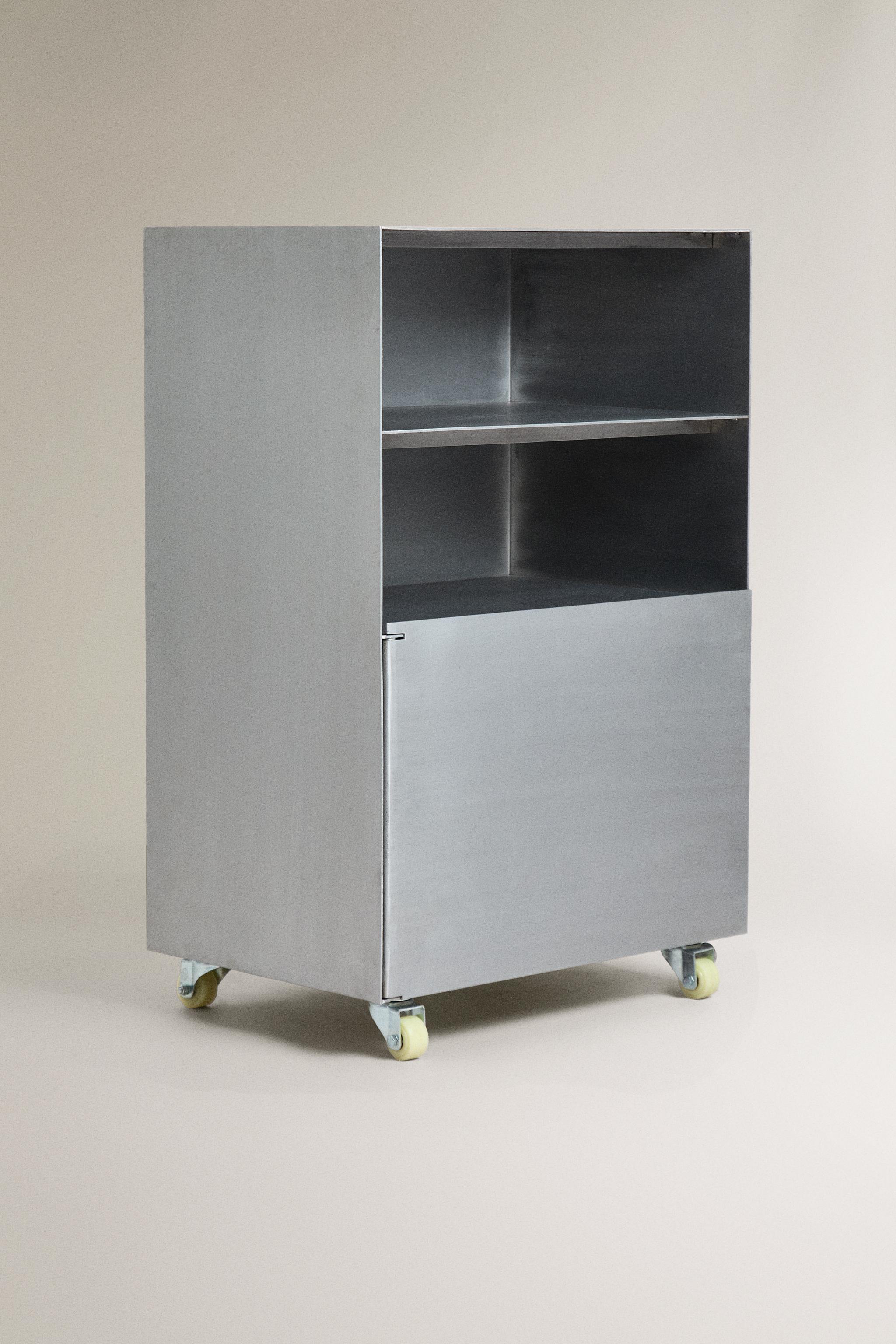 ALUMINUM STORAGE UNIT WITH WHEELS